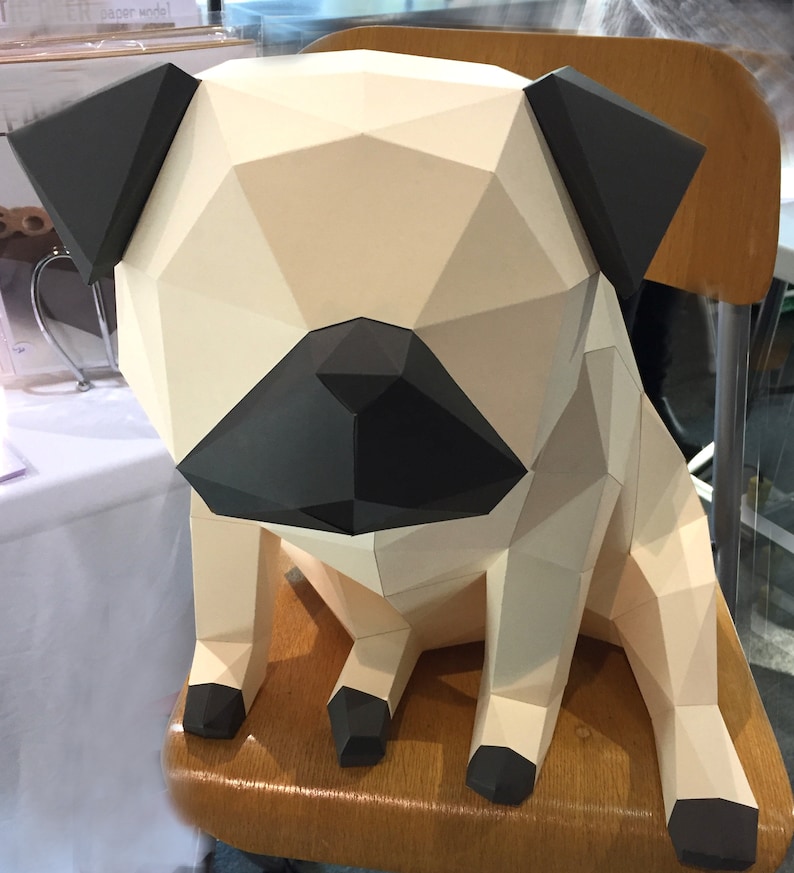 Mopshond Papercraft. Je ontvangt SVG-bestanden plus een digitaal pdf-bestandssjabloon en instructies voor deze doe-het-zelf-moderne papieren sculptuur. afbeelding 7