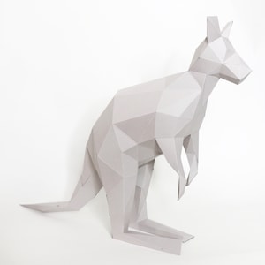 Canguro 3D in carta. Riceverai un file PDF con i modelli e le istruzioni per questa moderna decorazione di carta fai da te.