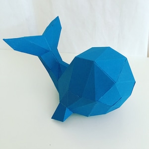 Scultura in carta 3D a forma di balena. Con questo acquisto riceverai i file digitali scaricabili SVG e PDF per questa scultura di carta fai da te.