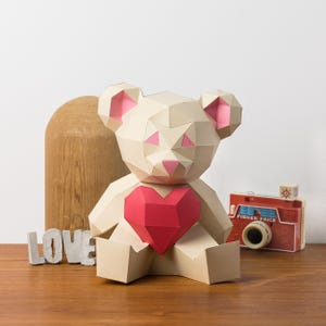Bear Love orsetto di peluche 3D papercraft. Riceverai un PDF e un file digitale SVG con modelli e istruzioni per questa decorazione di carta moderna fai da te.