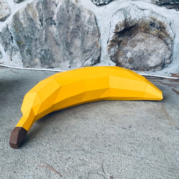 Bananenpapier. Sie erhalten SVG-Dateien und digitale PDF-Vorlagen und eine Anleitung zum Selbermachen einer modernen Lowpoly Papierskulptur.