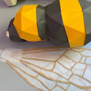 BumbleBee 3D-papercraft. Je ontvangt een digitaal pdf-bestand met sjablonen en instructies voor deze doe-het-zelf moderne sculptuur.