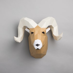 Papercraft con testa di ariete. Riceverai un modello di file digitale PDF e le istruzioni per questa scultura di carta moderna fai-da-te (fai da te).