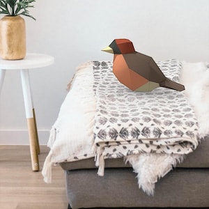 Créations 3D Robin Bird. Vous obtenez des modèles de fichiers numériques SVG et PDF et des instructions pour ces sculptures en papier low poly à faire soi-même.