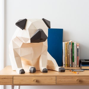 Mopshond Papercraft. Je ontvangt SVG-bestanden plus een digitaal pdf-bestandssjabloon en instructies voor deze doe-het-zelf-moderne papieren sculptuur. afbeelding 2