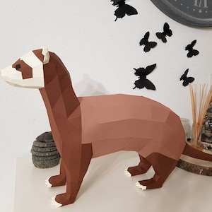 Animali di carta lowpoly Ferret Papercraft, ottieni il modello in formato SVG e PDF digitale e le istruzioni per questa scultura di carta moderna fai da te.