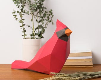 Scultura di carta 3D a forma di uccello cardinale. Riceverai modelli in formato SVG e PDF e istruzioni per realizzare questa scultura di carta fai da te low poly.