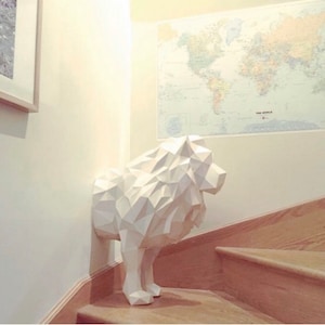Modello 3D di un leone in cartapesta. Riceverai 2 modelli digitali separati in formato SVG e PDF e le istruzioni per la scultura di carta fai da te. Fronte e retro.