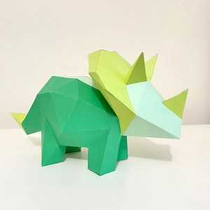 Triceratopo dinosauro papercraft 3D. Ottieni modelli di file digitali SVG e PDF e istruzioni per questa decorazione di carta moderna fai-da-te.