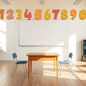 Puede incluir: Un aula con una mesa de madera y dos sillas azules frente a una pizarra. Números coloridos del 1 al 0 están sobre la pizarra. Se ven estanterías y escritorios, con la luz del sol entrando por las ventanas.