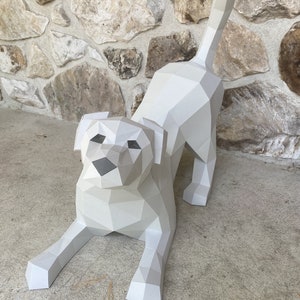 Manualidad de papel de perro juguetón. Incluye plantillas digitales en PDF y SVG, así como instrucciones para esta moderna escultura de papel low-poly.
