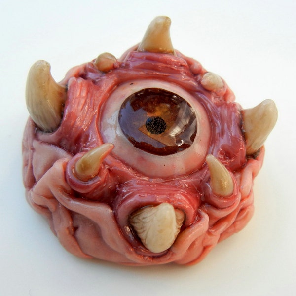 Mouthy tooth eye pendant