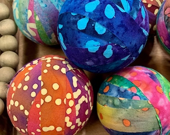 Boules décoratives en tissu batik coloré - Boules en tissu enveloppées à la main de 3 pouces - Remplissage de vase - Plateau à plusieurs niveaux