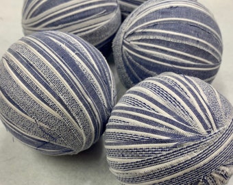 Boules de chiffon à rayures bleues rustiques - Table de ferme ou décoration de cheminée - 3 pouces chiffons effilochés boules - remplissage de bol bleu neutre