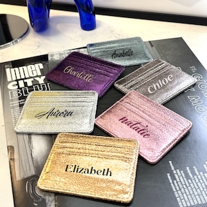 Portefeuille personnalisé en cuir écologique métallique avec nom personnalisé, organiseur de carte de crédit mince, portefeuille de voyage compact pour femme, cadeau entre amis