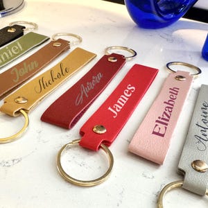Regalo personalizzato, portachiavi in pelle, nome personalizzato, papà e mamma, portachiavi con carta regalo per amici, regalo colorato per fidanzato e fidanzata