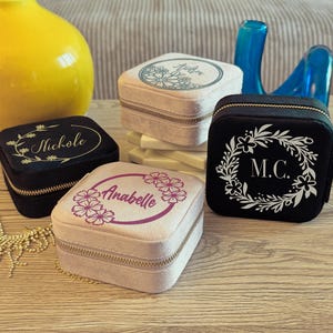 Gepersonaliseerde fluwelen sieradendoos met spiegel - aangepaste naam reisetui - ringen, oorbellen, opberger ketting - bruidsmeisjes, huwelijkscadeau