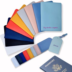 Ensemble étui pour passeport et étiquette de bagage personnalisés Kit de voyage personnalisé en cuir écologique Cadeau à monogramme Cadeau lune de miel pour eux Cadeau de fête des pères