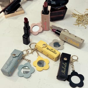 Portachiavi porta rossetto personalizzato - Ciondolo per borsa in pelle con design a specchio floreale - Iniziali personalizzate per donna - Trucco - Portachiavi per ragazza