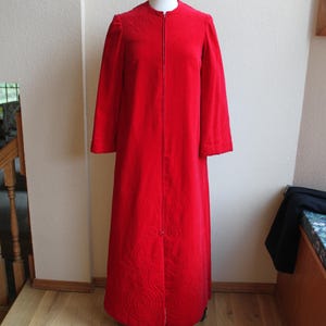 The Hecht Co Atemberaubender roter Vintage gesteppter Samt Hausmantel Dressing Robe 1960er Jahre