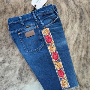 32W ラングラー ストレッチ カットオフ（花柄刺繍入り）、デニムショートパンツ、カウガールカーター、装飾デニム、サマーショートパンツ、パッチジーンズ