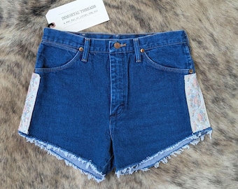 32W ~ Shorts vaqueros Wrangler: bordado floral vintage de la India, estilo vaquera chic