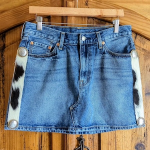 Piel de vaca + conchos, talla M/L, minifalda Levi's, faldas vaqueras, ropa vaquera para mujer, lista para rodeo, atuendos vaqueros, faldas para mujer