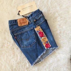 Pantalones cortos Levi's 501s de 32 pulgadas con bordado de la India, denim vintage, Levi's renovado, estilo vaquero Carter, ropa vaquera, listos para rodeo.