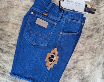 29W ~ Pantalones cortos Wrangler: Detalle de cuero del suroeste, atuendo de rodeo, ropa vaquera