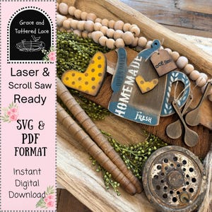 Peut inclure: Un plateau en bois présente des éléments décoratifs : un cœur jaune à pois, une enseigne en forme de tasse à café et de petites cuillères en bois. Le plateau contient également des perles en bois, de la verdure et le texte "Laser & Scroll Saw Ready".