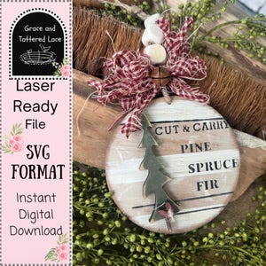 Op de afbeelding: Een rustieke houten ornament met een uitgesneden boomontwerp en de tekst "CUT & CARRY PINE SPRUCE FIR". Het is versierd met een rood-witte geruite strik, houten kralen en een klein belletje. Digitale download.