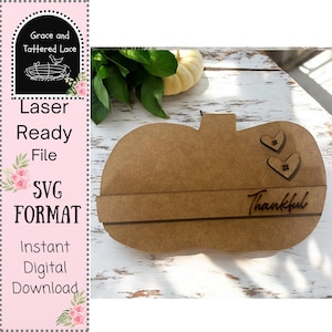 Könnte beinhalten: Braune Holzdekoration in Kürbisform mit dem Wort "Thankful" und zwei herzförmigen Ausschnitten. Das Bild enthält auch den Text "Laser Ready File SVG Format Instant Digital Download."
