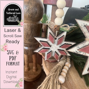 Peut inclure: Ornements de Noël en bois en forme d'étoile avec des accents rouges et blancs. Les ornements sont suspendus avec une petite cloche et de la ficelle. L'image comprend également des perles de bois et le texte "Laser & Scroll Saw Ready SVG & PDF FORMAT Instant Digital Download."