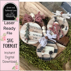 Op de afbeelding: Drie rustieke houten kerstversieringen met verschillende ontwerpen. E&eacute;n heeft een groene boom, een andere een sneeuwpop en de derde een schaap. Elk heeft decoratieve accenten en de woorden "Cut & Carry Pine Spruce Fir". De afbeelding bevat ook de tekst "Laser Ready File SVG Format Instant Digital Download".