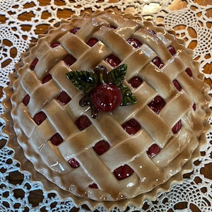 Vintage Mid-Century Covered CHERRY PIE PLATE. Stunning Color and Detail. Beautifully Realistic. Artist R. Carr Chatham Ont. Gift for baker.