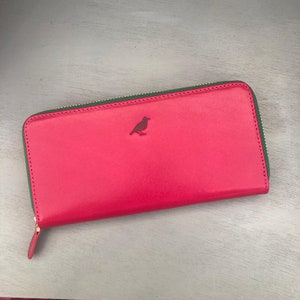 Portefeuille zippé pour femme en cuir fuchsia avec un zip émeraude