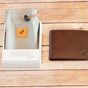 Cartera de hombre de piel italiana 8 bolsillos para tarjetas y 2 bolsillos para billetes. Azul marino o marrón