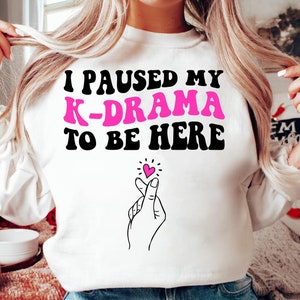 Lustiges koreanisches K-Drama SVG PNG, K-Pop Geschenk Paused my k drama to be here SVG, Kpop-Liebhaber digitaler Download Datei Sublimation K-Pop Merchandise