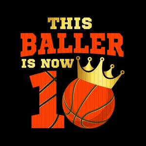 Könnte beinhalten: Ein Grafikdesign mit dem Text "This Baller is Now 10" in roten und goldenen Buchstaben. Eine goldene Krone sitzt über der Zahl 10, die ein Basketball mit schwarzen Linien ist.