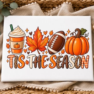 Peut inclure: Une plaque rectangulaire blanche ornée d'un motif automnal coloré comprenant une tasse de café orange, une grande feuille d'érable, un ballon de football américain et une citrouille. Le texte TIS THE SEASON est écrit en grandes lettres décoratives.