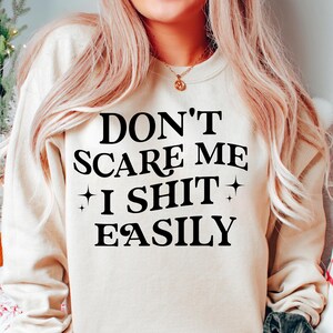 Don't Scare Me I Shit Easily SVG PNG, Funny Sarcastic Quote Design svg file shirt , Humor sarcastic design Retro Groovy svg Download