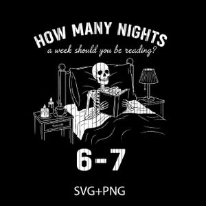 Op de afbeelding: Zwart-witte afbeelding van een skelet in bed dat een boek leest. Bovenstaande tekst luidt "HOW MANY NIGHTS a week should you be reading?" met "6-7" eronder. Een nachtkastje met een lamp en kaarsen staat naast het bed. SVG+PNG-tekst staat onderaan.