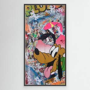 Pode incluir: Uma obra de arte emoldurada com uma colagem colorida de painéis de banda desenhada e arte de grafitti. A obra apresenta uma grande imagem de desenho animado de Pluto, o personagem da Disney, com a língua de fora. O fundo é uma mistura de cores vibrantes e texto.