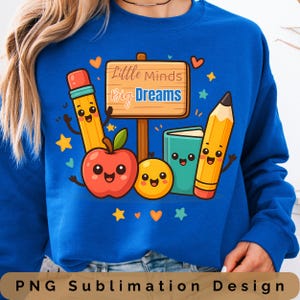 Puede incluir: Una sudadera azul con un gráfico temático escolar. El diseño incluye un letrero de madera con el texto "Little Minds Big Dreams", lápices sonrientes, una manzana, un libro y una bola amarilla. La parte inferior de la sudadera dice "PNG Sublimation Design".