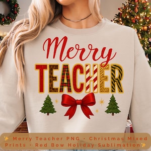 Puede incluir: Una sudadera beige claro con la frase "Merry TEACHER" en rojo. La palabra TEACHER presenta patrones de cuadros y animales. Un lazo rojo y árboles de Navidad también están incluidos en el diseño.