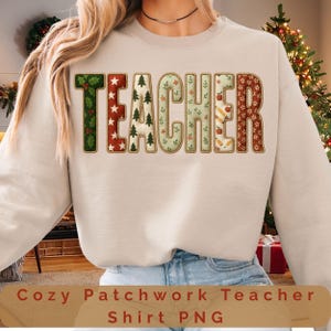 Puede incluir: Una sudadera beige con la palabra "TEACHER" en un diseño de patchwork. Las letras están decoradas con patrones navideños, incluyendo estrellas, árboles y acebo. El texto "Cozy Patchwork Teacher Shirt PNG" está en la parte inferior.