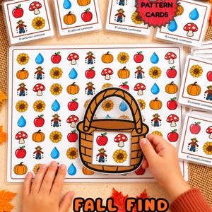 Peut inclure: Un jeu éducatif sur le thème de l'automne comprenant un grand tapis à grille et 24 cartes modèles illustrées de pommes, champignons, épouvantails, tournesols, citrouilles et gouttes d'eau. Un panier marron sert à reproduire les motifs.