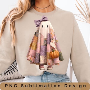 Puede incluir: Sudadera beige con un diseño de fantasma. El fantasma tiene un cuerpo estilo patchwork, un lazo morado y una pequeña calabaza. El fantasma tiene dos ojos negros y lleva zapatos pequeños. El texto "PNG Sublimation Design" está en la parte inferior.
