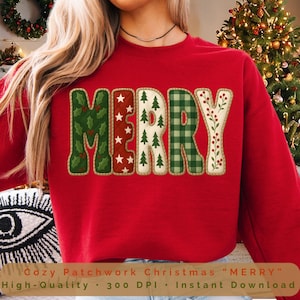 Puede incluir: Una sudadera roja con la palabra "MERRY" en diseño patchwork. Las letras están adornadas con acebo, estrellas, árboles de Navidad, cuadros y bayas. Un diseño navideño festivo.