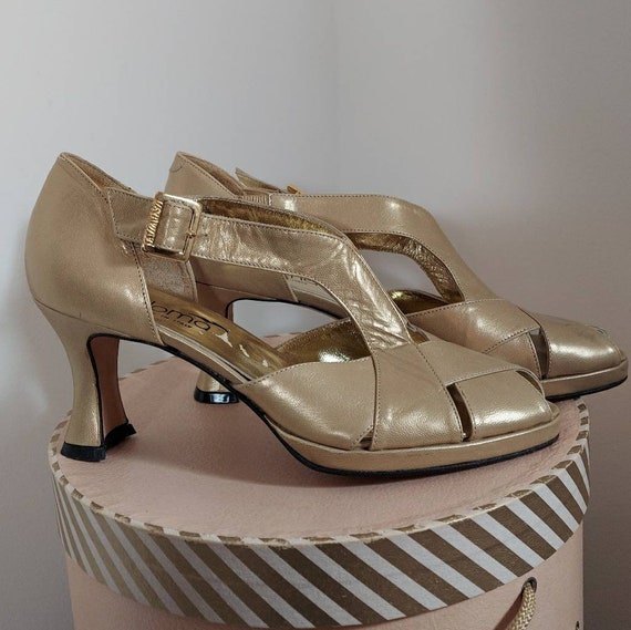 vintage gold heels shoes / gold peep toe heels / 7